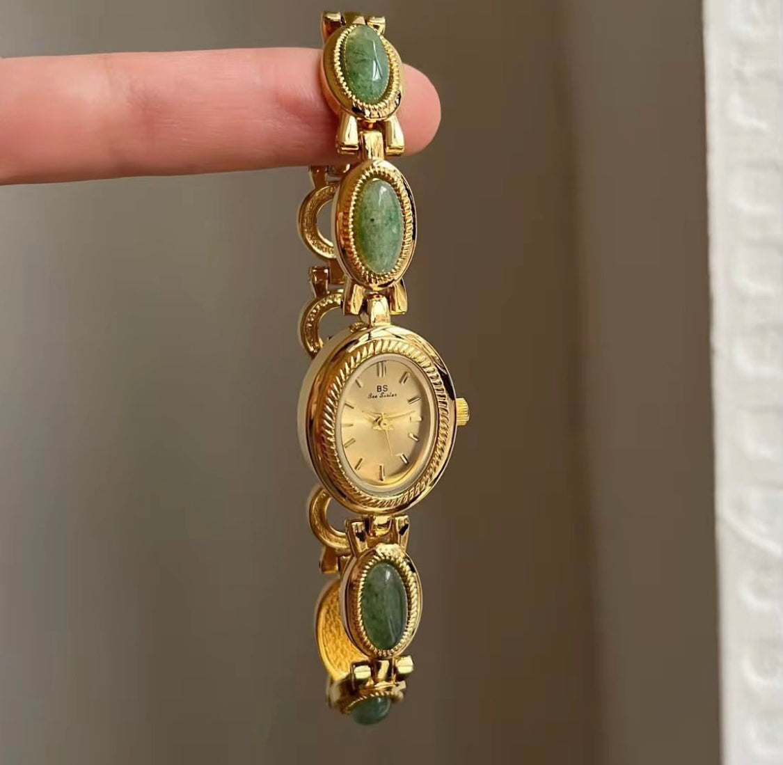 Elegant Women’s Green Bracelet Watch – Luxury Look & Fast Shipping