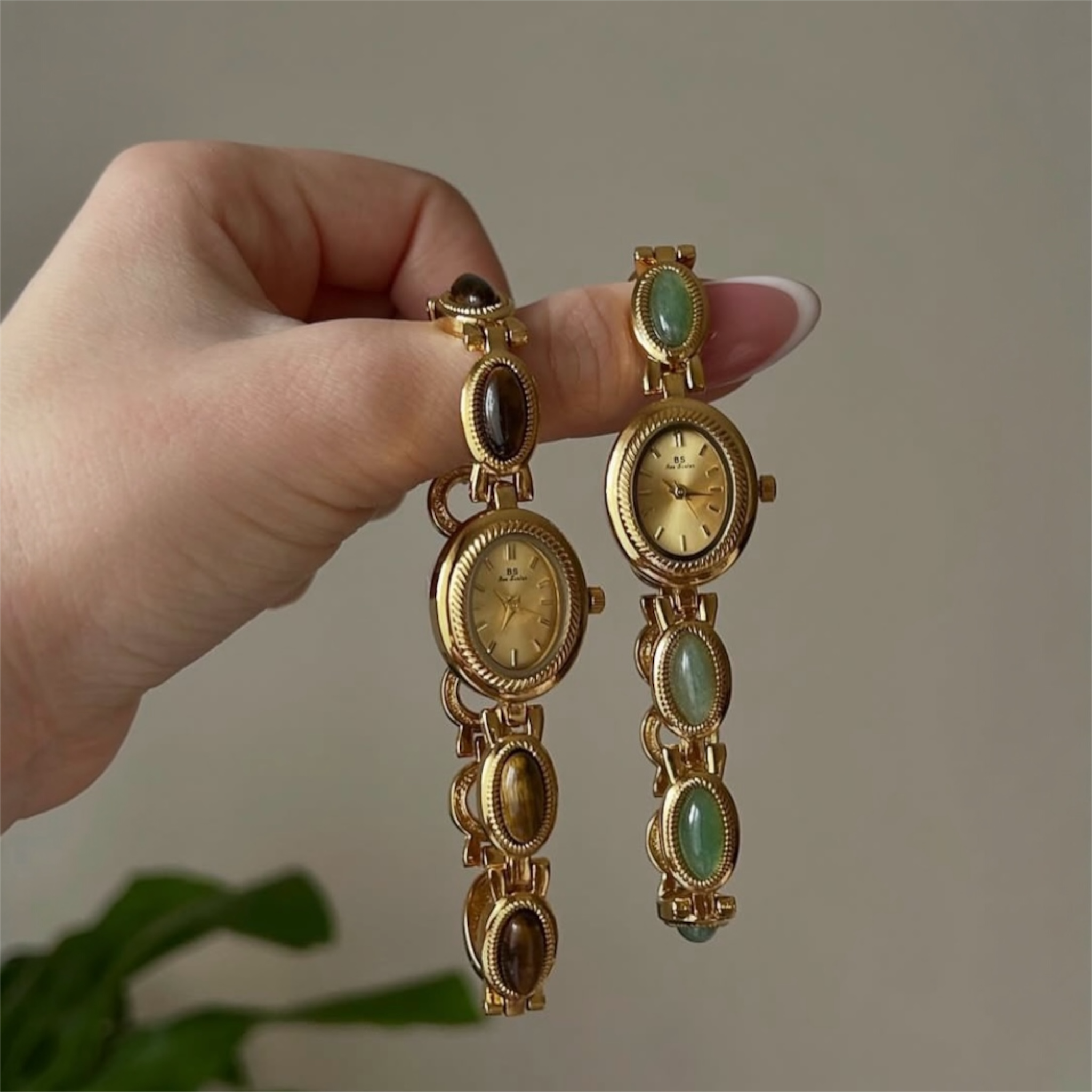 Luxury Oval Women’s Watch with Imitation Diamonds – Elegant Gold Bracelet Quartz Wristwatch for Women