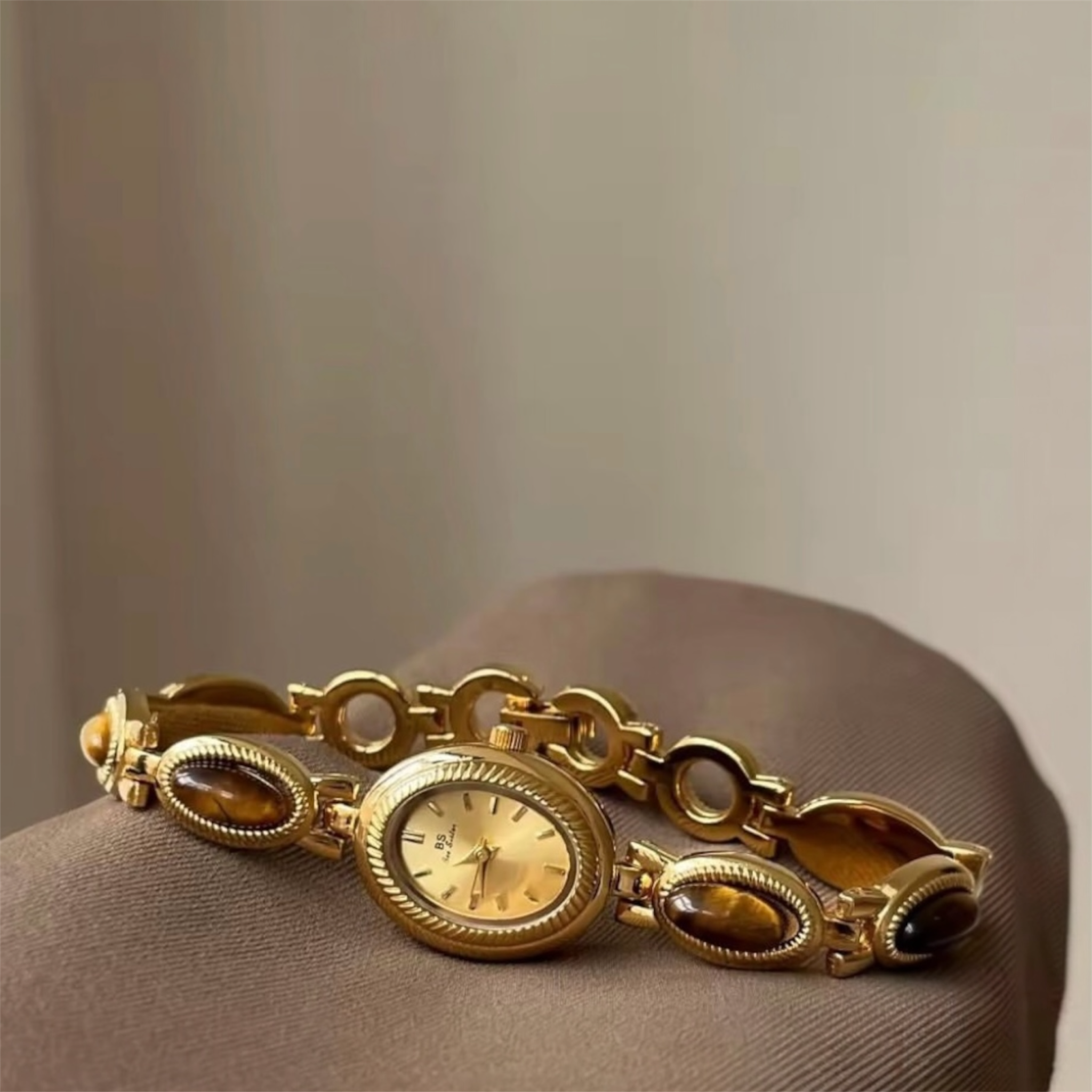 Luxury Oval Women’s Watch with Imitation Diamonds – Elegant Gold Bracelet Quartz Wristwatch for Women