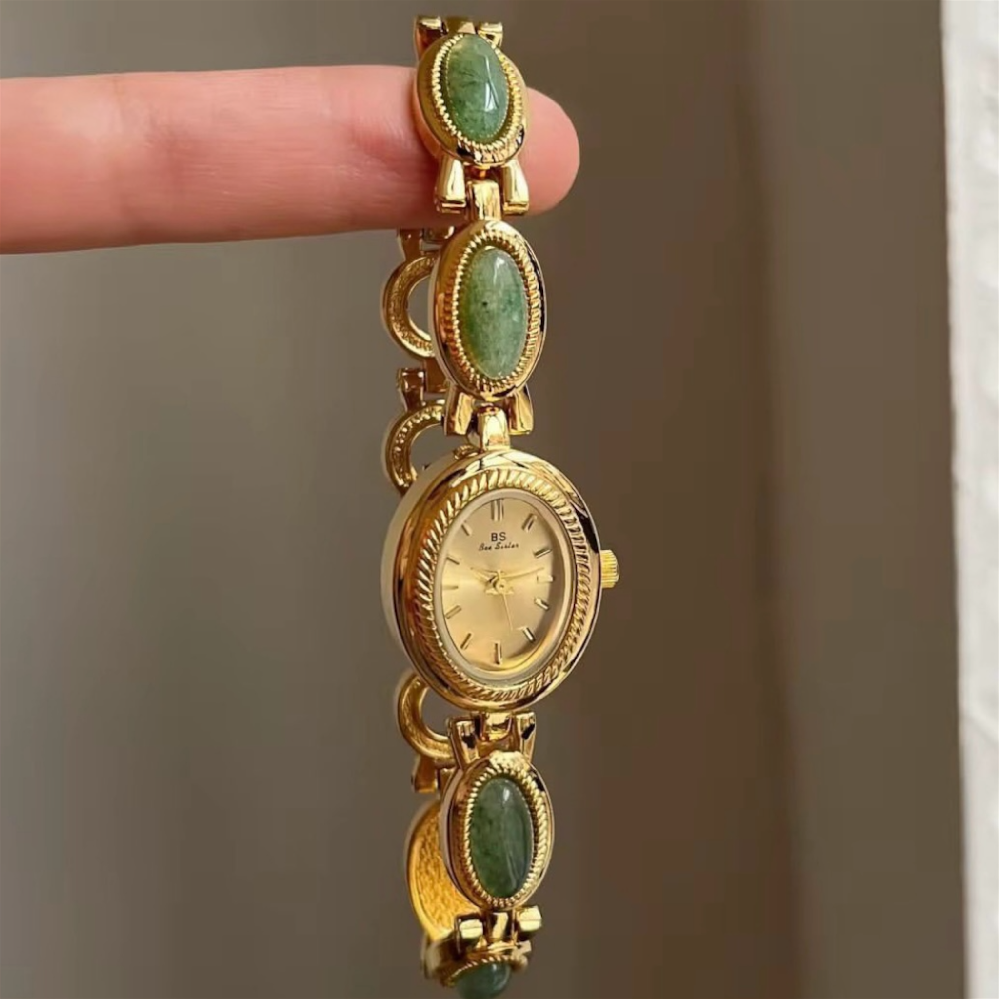 Luxury Oval Women’s Watch with Imitation Diamonds – Elegant Gold Bracelet Quartz Wristwatch for Women