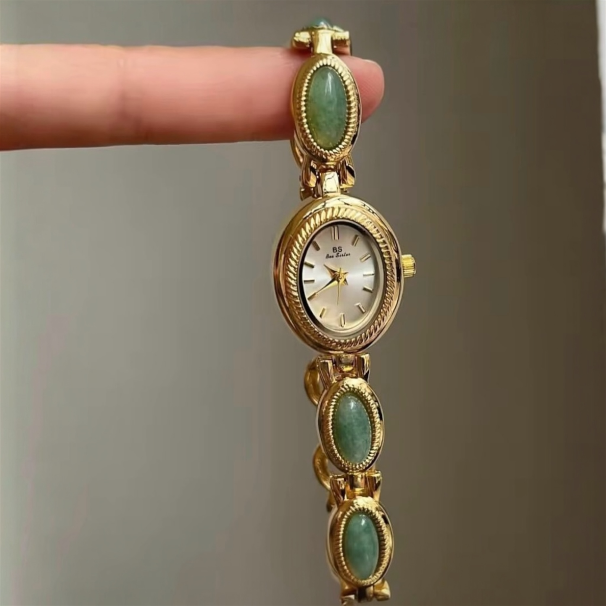 Luxury Oval Women’s Watch with Imitation Diamonds – Elegant Gold Bracelet Quartz Wristwatch for Women