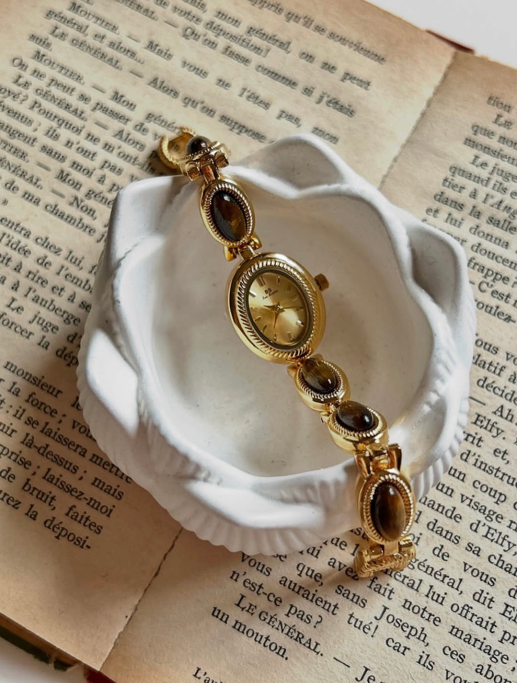 Elegant Women’s Green Bracelet Watch – Luxury Look & Fast Shipping