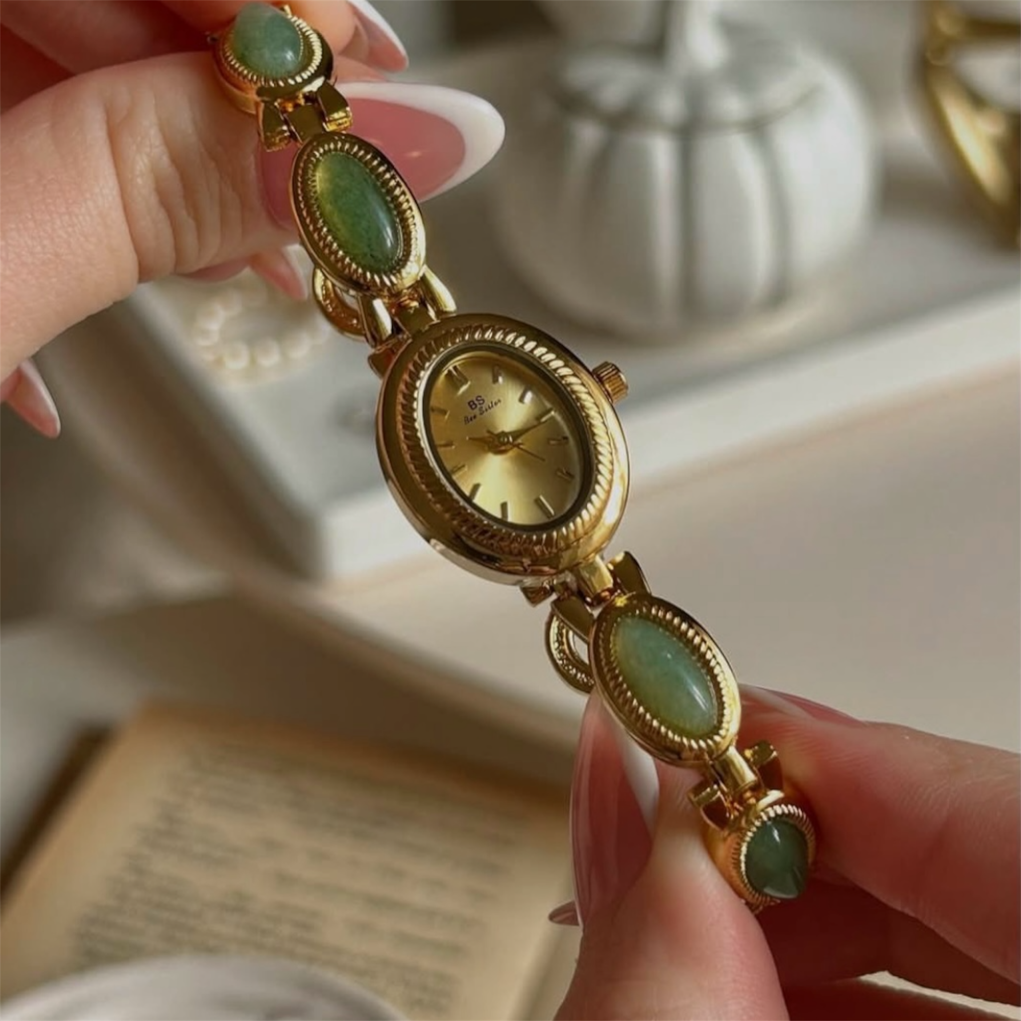 Luxury Oval Women’s Watch with Imitation Diamonds – Elegant Gold Bracelet Quartz Wristwatch for Women