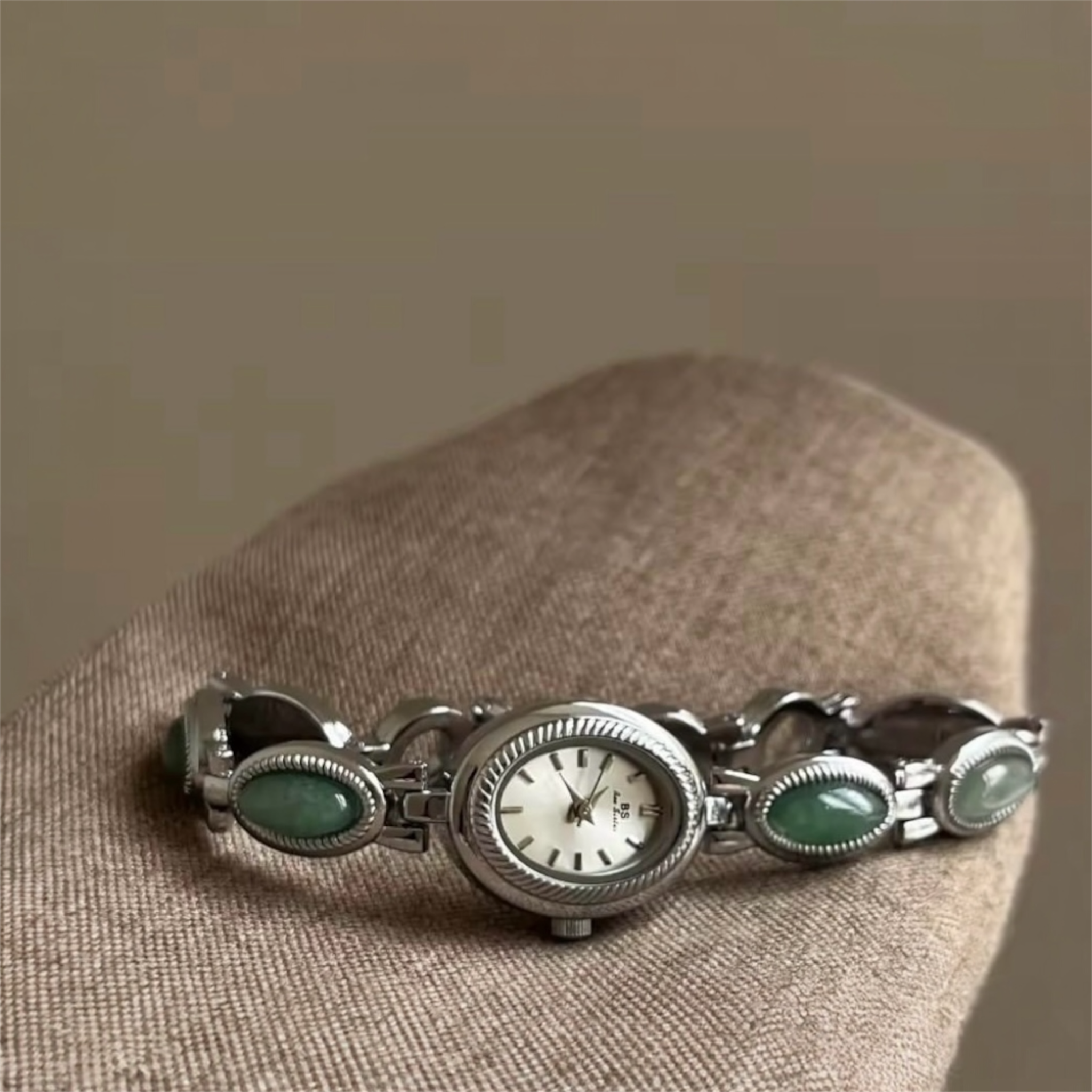 Luxury Oval Women’s Watch with Imitation Diamonds – Elegant Gold Bracelet Quartz Wristwatch for Women