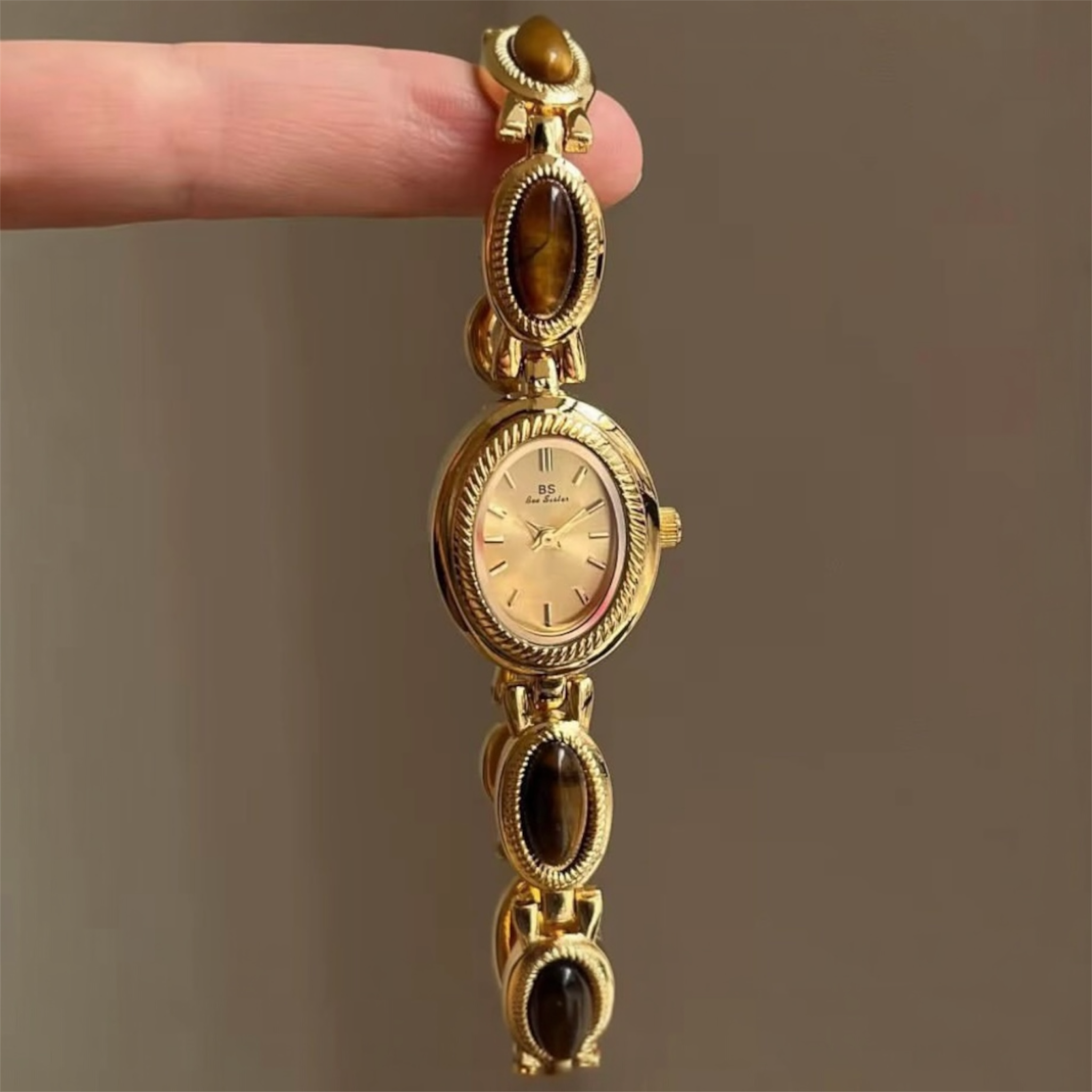 Luxury Oval Women’s Watch with Imitation Diamonds – Elegant Gold Bracelet Quartz Wristwatch for Women