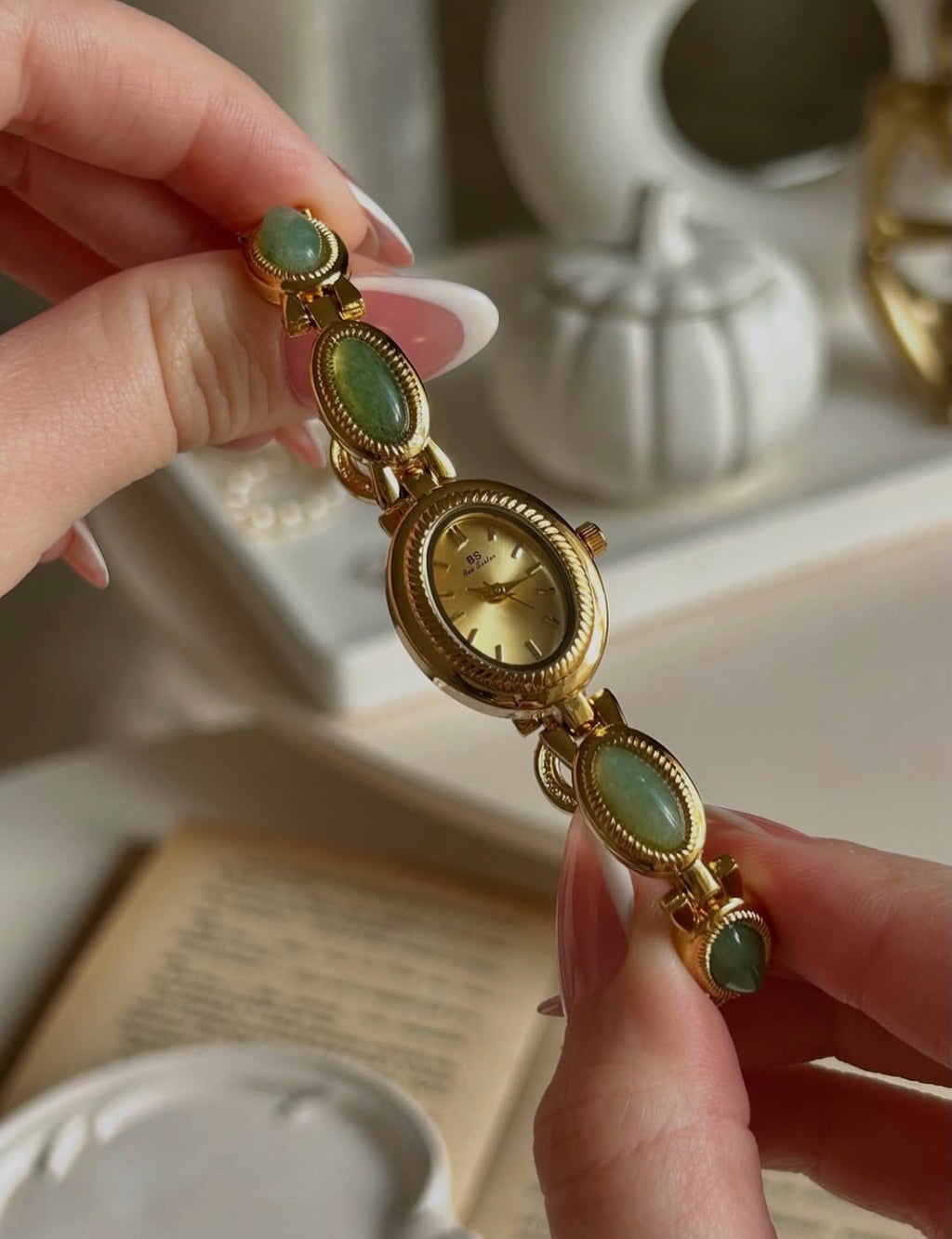 Elegant Women’s Green Bracelet Watch – Luxury Look & Fast Shipping