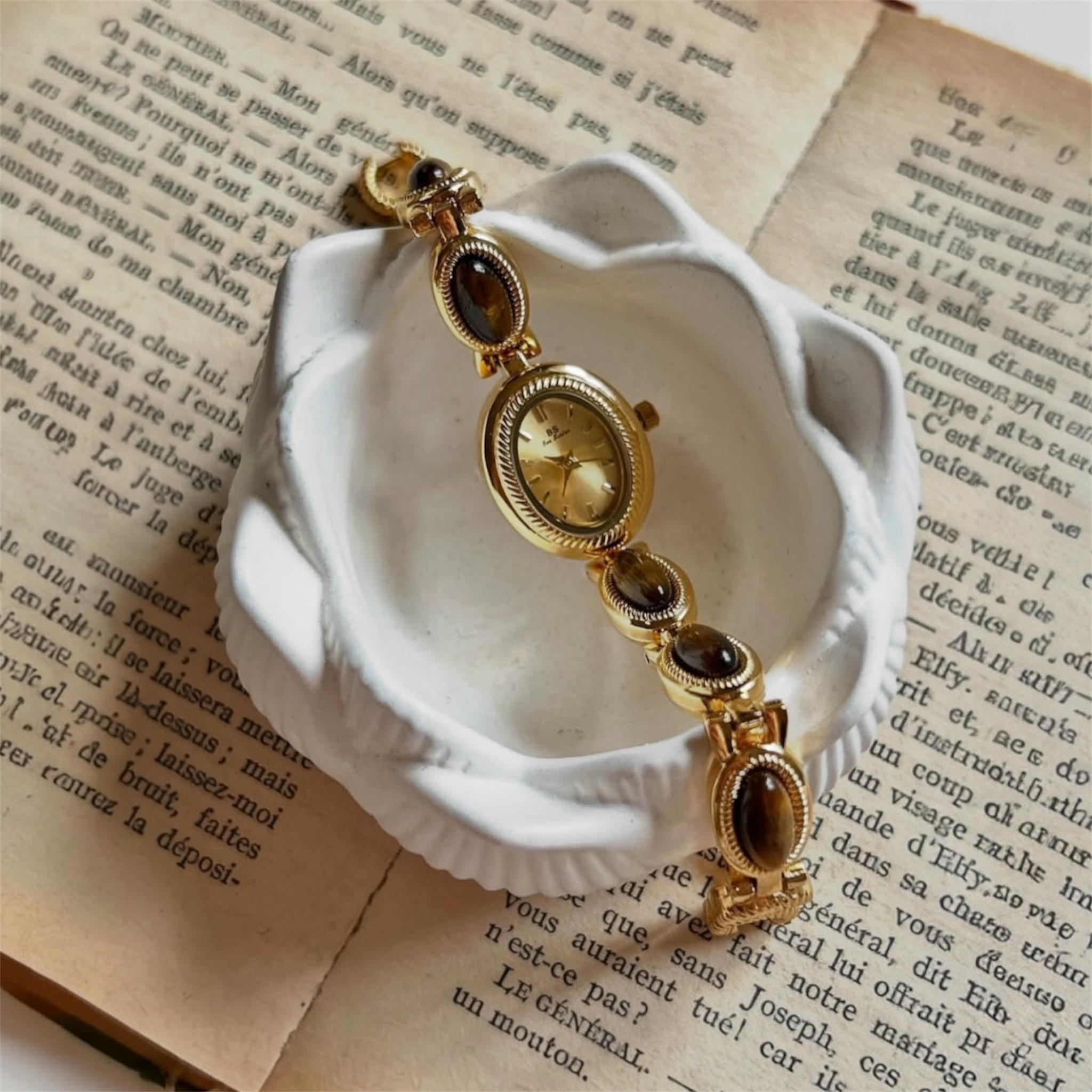 Luxury Oval Women’s Watch with Imitation Diamonds – Elegant Gold Bracelet Quartz Wristwatch for Women